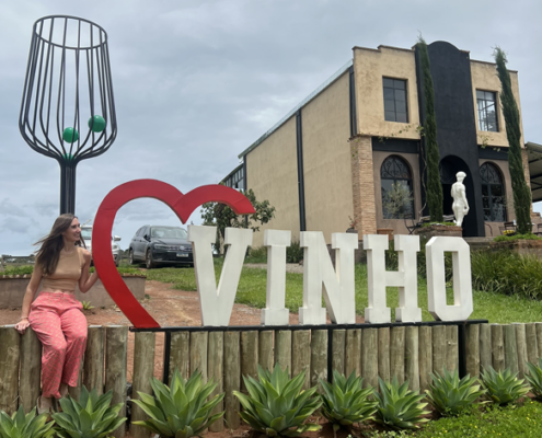 Steffi neben Vinho Schild Steffi neben Vinho Schild