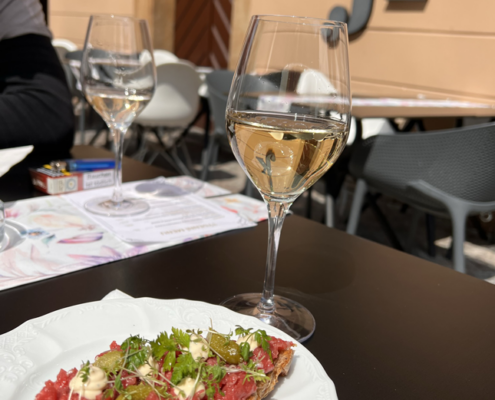 Wein mit belegtem Brot